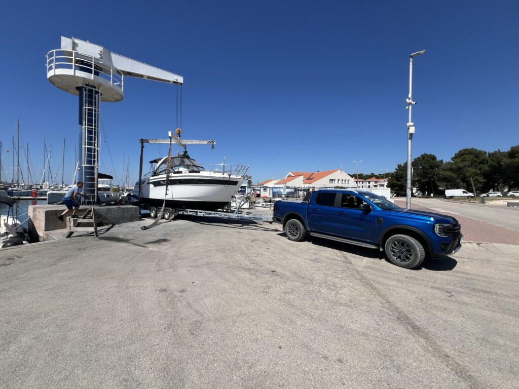 Motorna jahta na suhom vezu u suhoj marini u Biogradu, spremna za održavanje i zimski lager