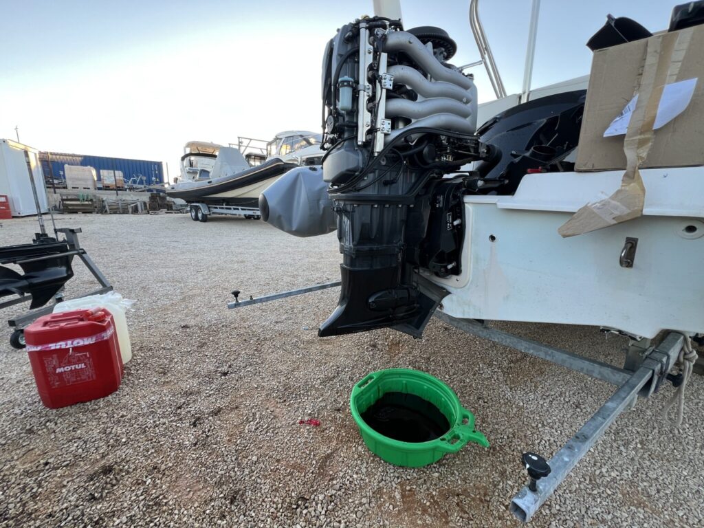Suzuki Außenborder-Service, Rumpfpolitur und PlasDECK-Teakmontage in Biograd – Dry Dock by TriM Nautica